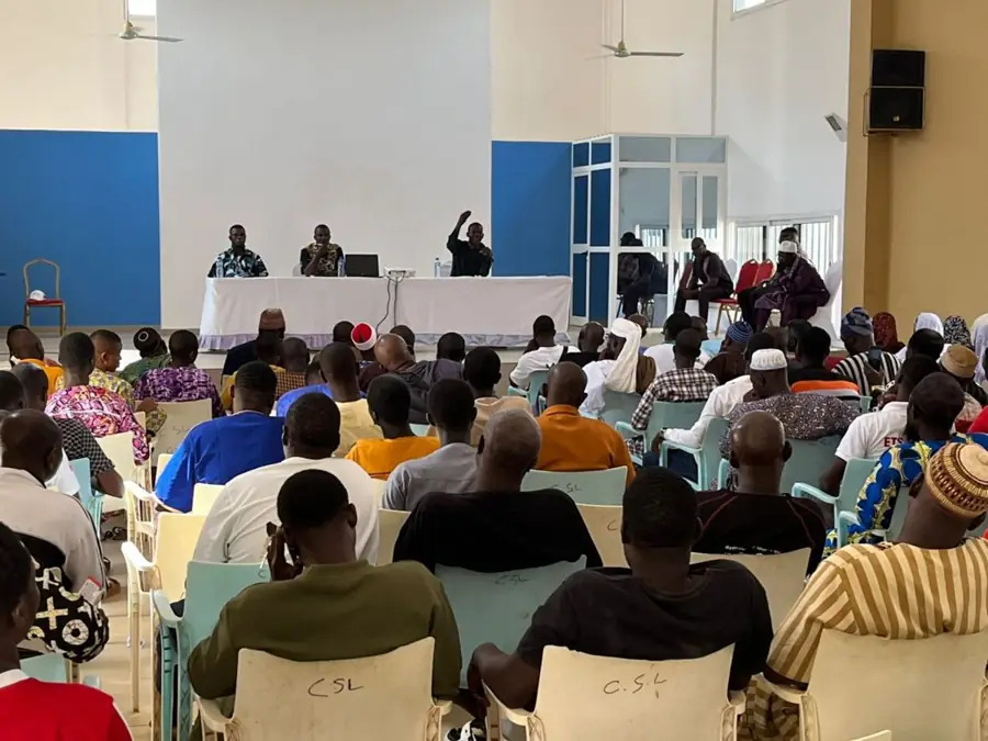 Séance de sensibilisation animée par Ehsan Afrique devant un public