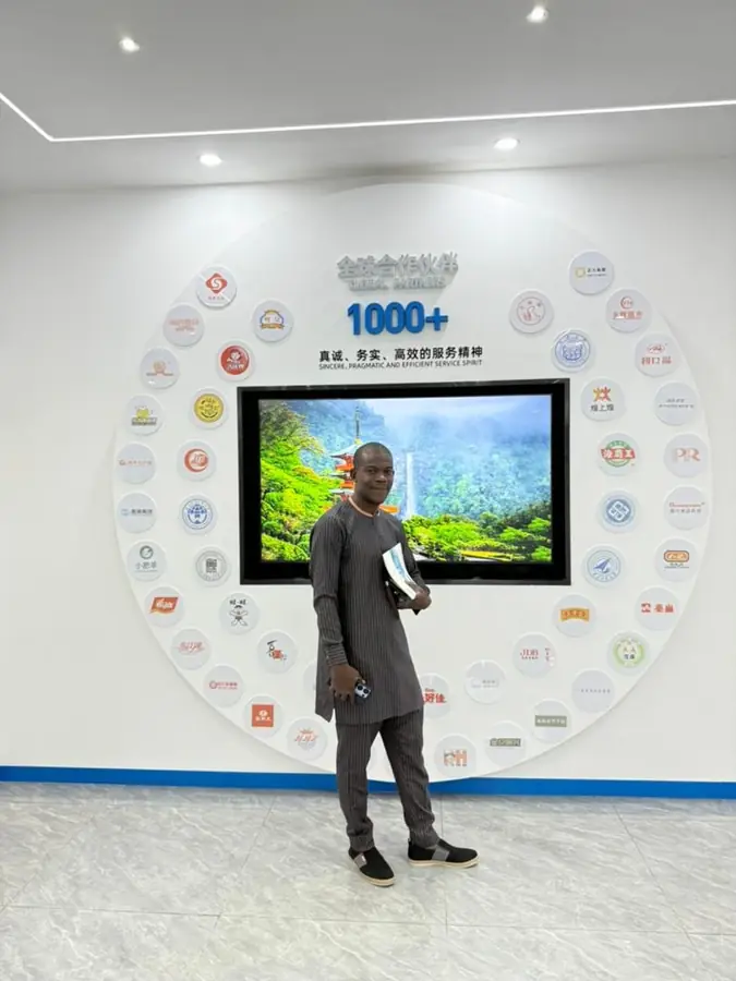Le promoteur d'Ehsan Afrique lors d'une visite d'entreprise