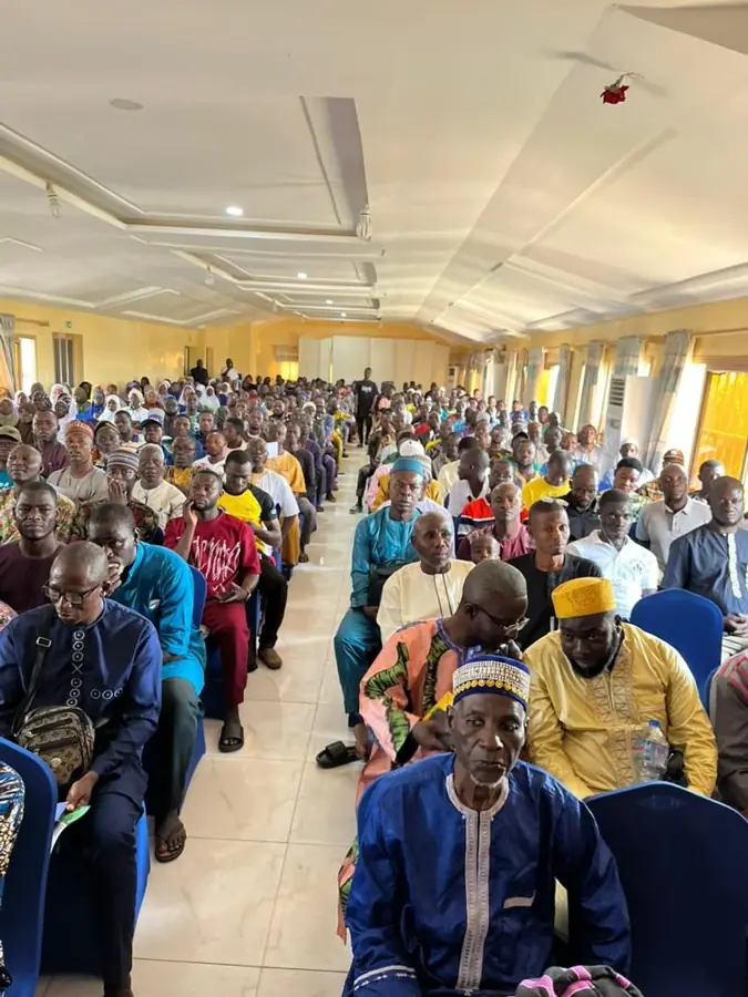 Salle pleine lors d'une rencontre de terrain